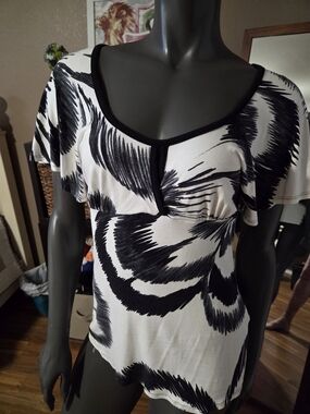 Three Dots Black and White Printed Flutter Sleeve Top